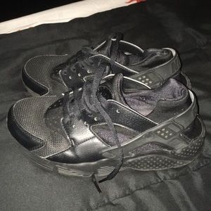 Nike leather 6y non slip/ res. Shoes. Like new